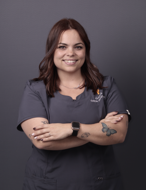 Guacimara Santana Martín, Recepcionista en la Clínica Ojeda Perestelo, ofreciendo atención personalizada a los pacientes.