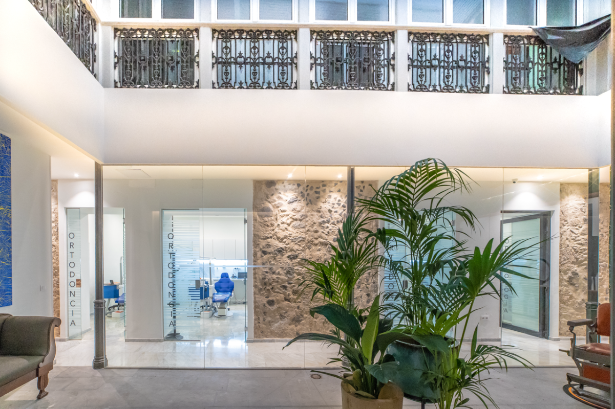 Interior de la Clínica Ojeda Perestelo en Las Palmas de Gran Canaria, con modernas instalaciones y tecnología avanzada para trat