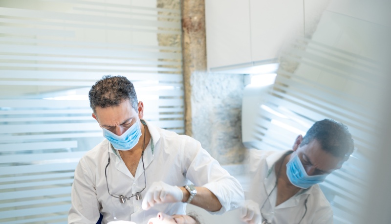 Dr. Luis Carlos Ojeda Perestelo, especialista en ortodoncia y fundador de la Clínica Ojeda Perestelo.