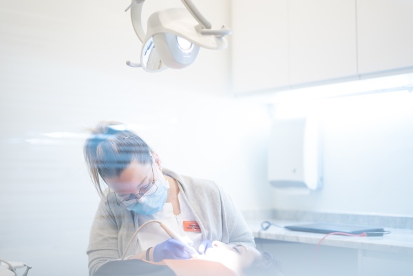 Personal de la Clínica Ojeda Perestelo brindando atención personalizada a un paciente.