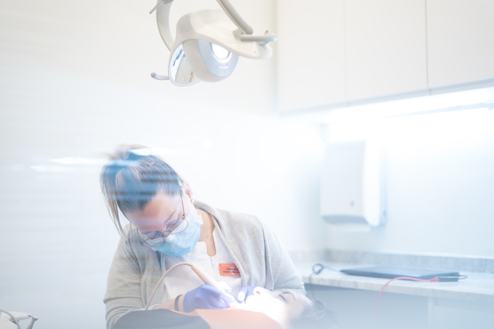 Personal de la Clínica Ojeda Perestelo brindando atención personalizada a un paciente.