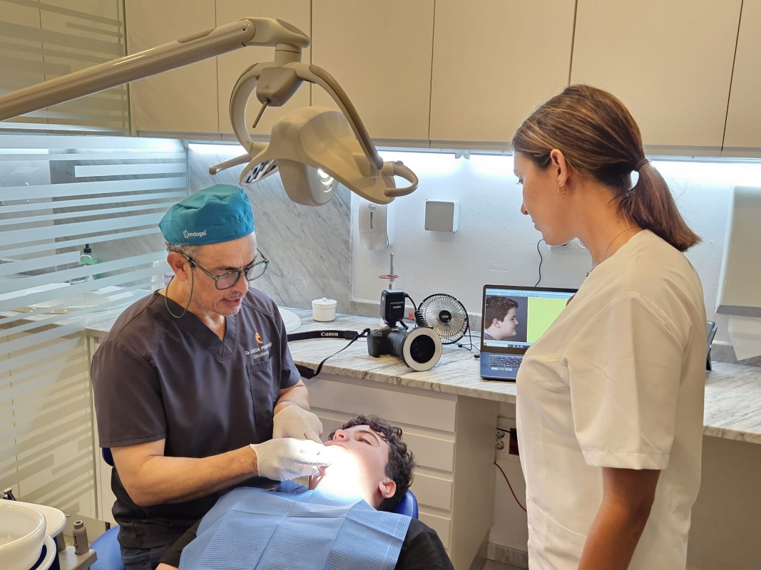 Interior de la Clínica Ojeda Perestelo en Las Palmas de Gran Canaria, con modernas instalaciones y tecnología avanzada para trat